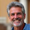Portrait d'Antonio, guide touristique souriant de Lumière Voyage