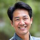 Portrait de Hiroshi, guide touristique souriant de Lumière Voyage